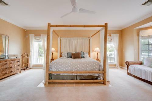 Pelico Palms - Villa & Treehouse