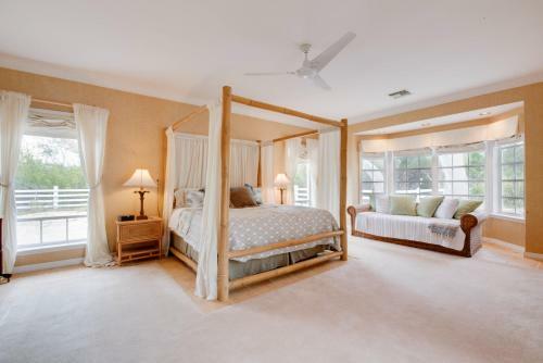 Pelico Palms - Villa & Treehouse