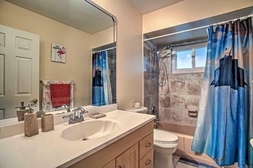 Riviera Beach Home With Pool - Walk To Beach!