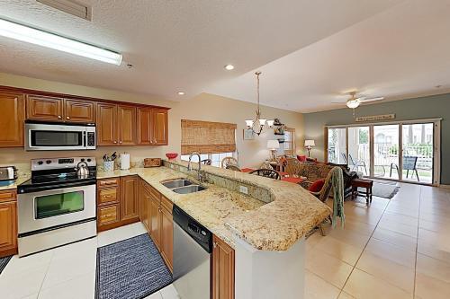 Apartamento Sunny Poolside Condo With Hot Tub & Beach Access Condo
