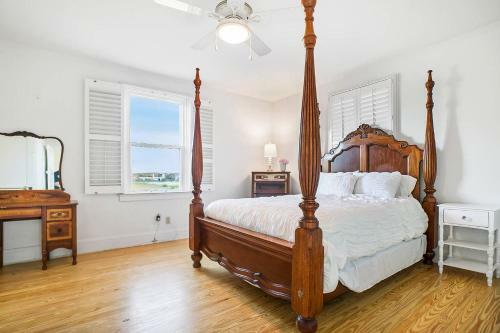 Beach Cottage! 100 Steps To The Sand, Pets Ok, Private Deck!