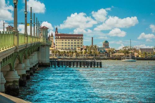 20 Hypolita - Luxury Downtown Apartment