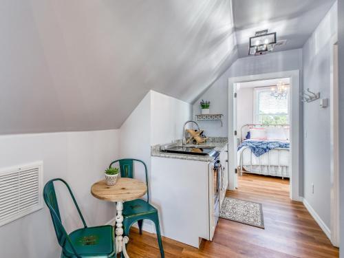 Chic Suite In Beautifully Updated Victorian Home Home