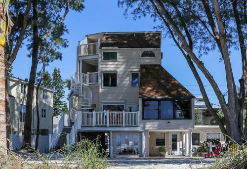 Sunset Beach House 3br, Unique Beach Front With Huge Back Yard!