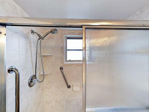 Apartamento New Listing! Waterfront Condo With Dock & Pool Condo