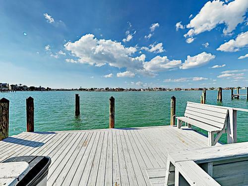 Apartamento New Listing! Waterfront Condo With Dock & Pool Condo
