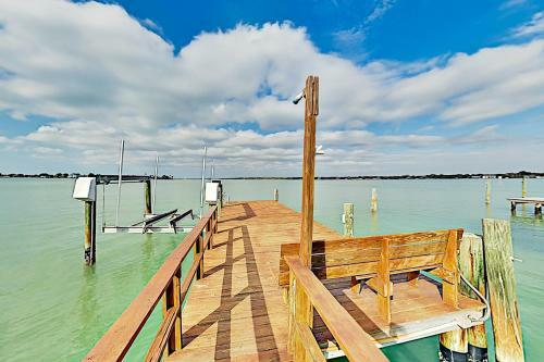 Bayfront Home - Private Dock - 5 Minutes To Beach Home
