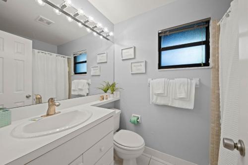 Quiet Spacious Resort Condo Near Bowmans Beach - Blind Pass E109
