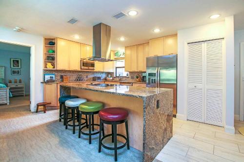 Beach Resort Condo Near World Renowned Bowmans Beach - Blind Pass B202