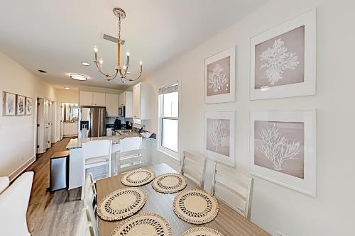 Apartamento Hidden Lakes Gem - Balcony & Pool - Walk To Beach Condo