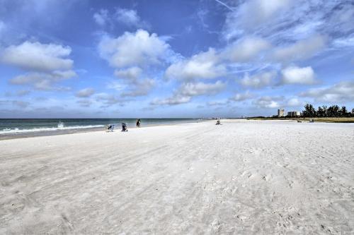 Pet-friendly Beach Home With Patio, 8mi To Shore