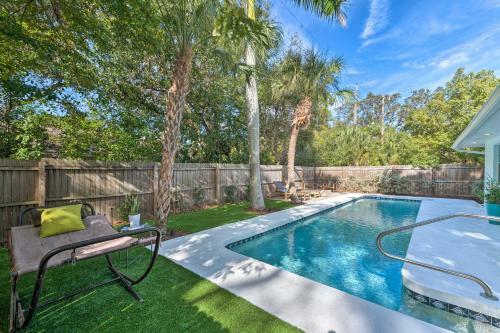 Mid-mod Coastal Home With Pool 1 Mi To Beach