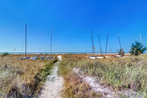 Apartamento New Listing! Updated Corner Unit With Beach Path Condo