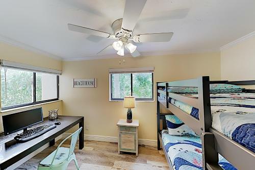 Apartamento New Listing! Updated Corner Unit With Beach Path Condo