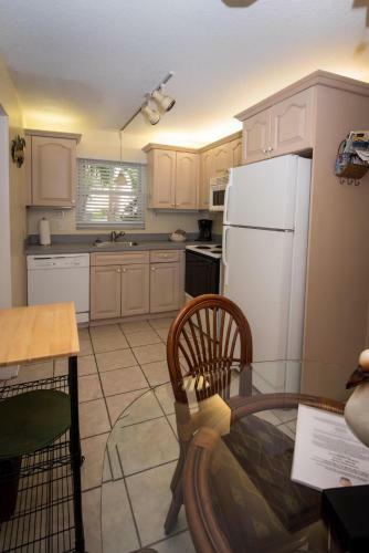 321 Canal Rd - Siesta Key Village Condo