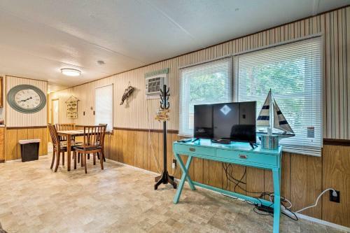 Cabin With Fire Pit, Walk To Steinhatchee River!