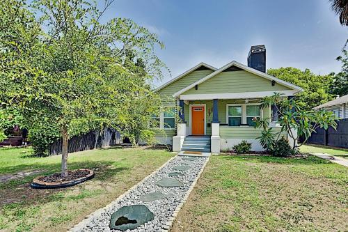 Beautiful Bungalow With Saltwater Pool & Firepit Home
