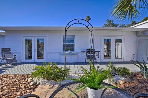New! Sunny And Walkable Davis Islands Urban Oasis!