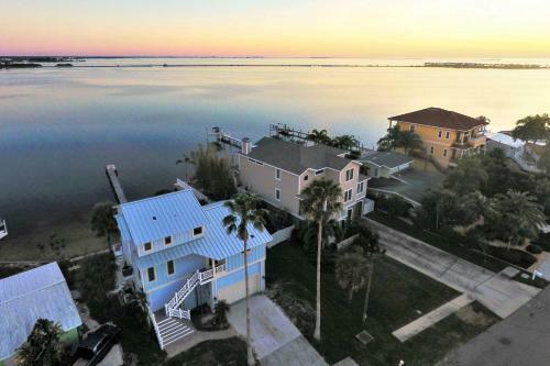 Quiet Waterfront Oasis With Pool And Fishing Dock
