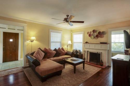 Historic Cottage With Private Pool! Home