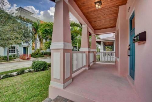 Sunny Days Walking Distance To Everything! Villa