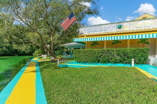 Pams Mermaid House With Riverfront Yard And Lanai!