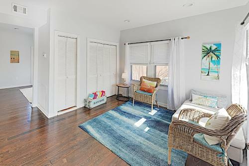 Upscale Coastal Home - Pool, Patio, Walk To Dining Home