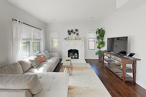 Upscale Coastal Home - Pool, Patio, Walk To Dining Home