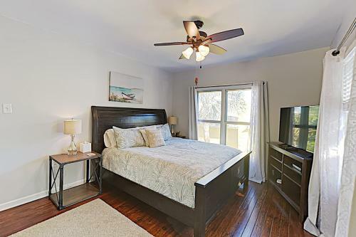 Upscale Coastal Home - Pool, Patio, Walk To Dining Home