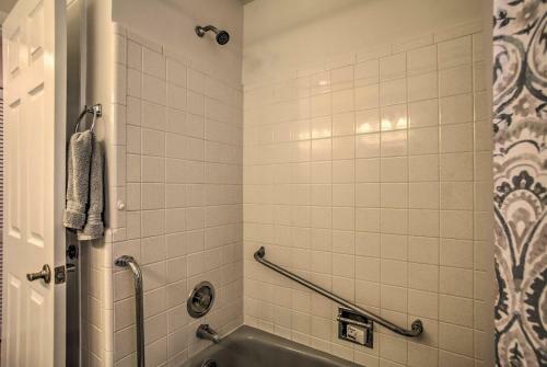 Breezy Updated Home - Walk To Beach And Restaurants!