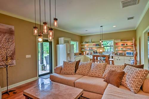 Vacation Villa With Fire Pit - 10 Mi To Beach!