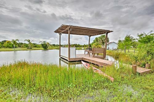 Vacation Villa With Fire Pit - 10 Mi To Beach!