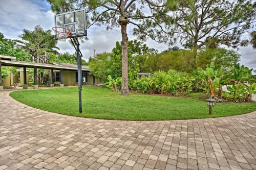 Vacation Villa With Fire Pit - 10 Mi To Beach!