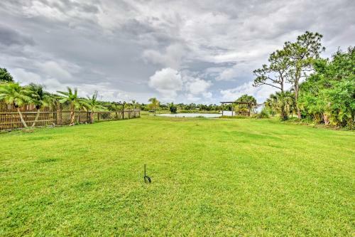 Vacation Villa With Fire Pit - 10 Mi To Beach!