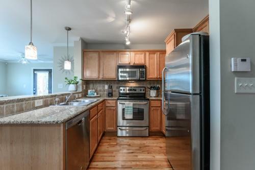 Chic Single Boudoir Apartment With Back Deck In Buckhead
