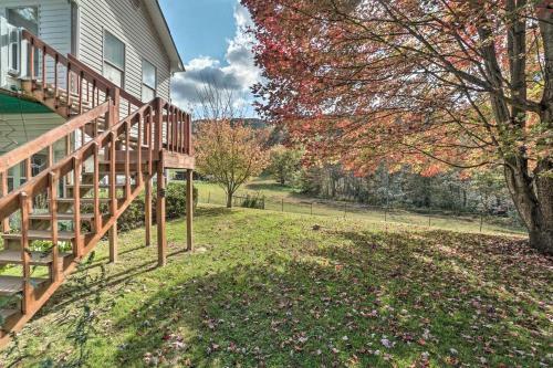 Charming Mountain Home With Deck In Blairsville!