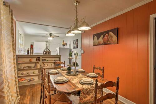 Cozy Cottage About 2 Miles To Downtown Attractions!