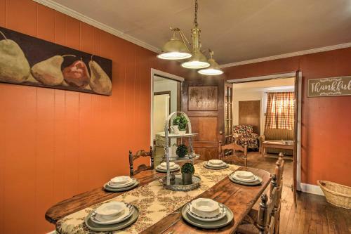 Cozy Cottage About 2 Miles To Downtown Attractions!