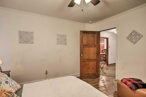 Cozy Cottage About 2 Miles To Downtown Attractions!