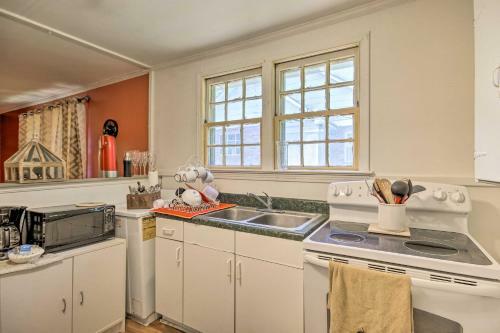 Cozy Cottage About 2 Miles To Downtown Attractions!
