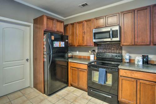Brunswick Bungalow With Private Patio And Yard!