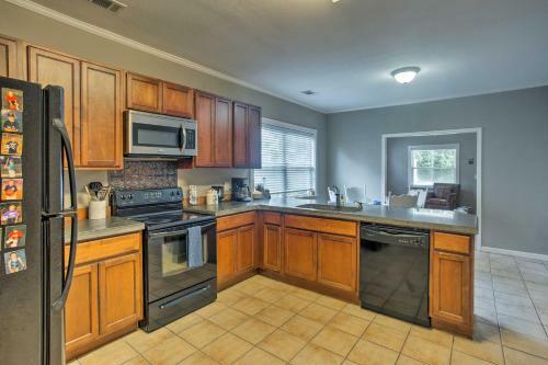 Brunswick Bungalow With Private Patio And Yard!