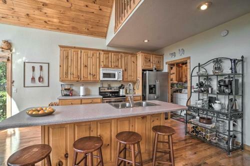 Cleveland Winery Retreat With 2 Decks And Fire Pit!