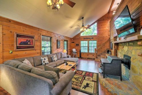 Private Ellijay Cabin With Deck, Fire Pit And Amenities
