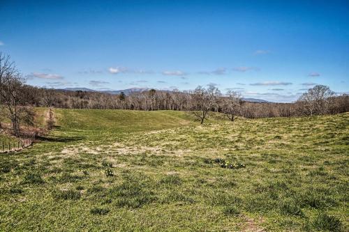 Epworth Escape With Deck, Fire Pit, Hot Tub, Views!