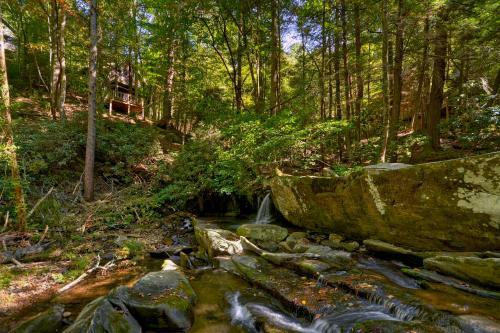 Thunder Falls- Cabin Perched Over 10ft Waterfalls!