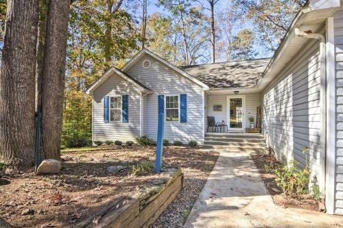 Lake Hartwell Waterfront Getaway With Fire Pit!