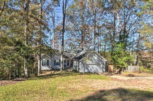Lake Hartwell Waterfront Getaway With Fire Pit!