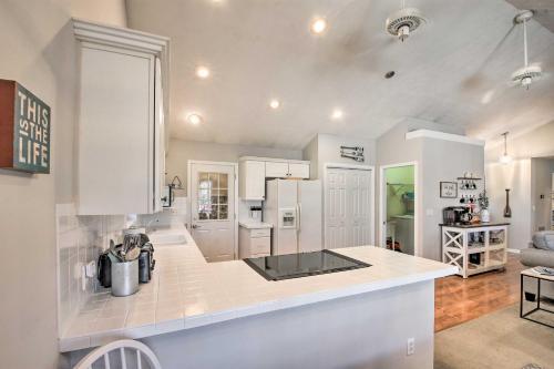 Lake Hartwell Waterfront Getaway With Fire Pit!