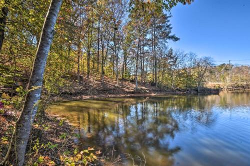 Lake Hartwell Waterfront Getaway With Fire Pit!